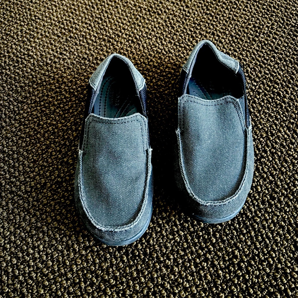 Boys size 13 dual comfort crocs